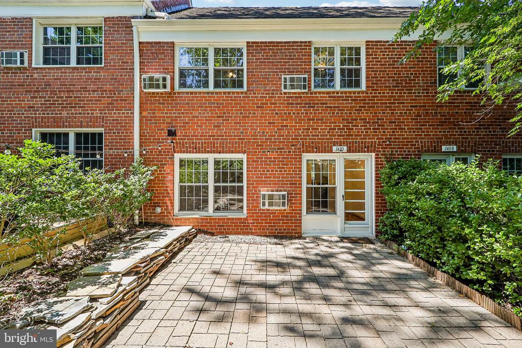 1410 MARTHA CUSTIS DR