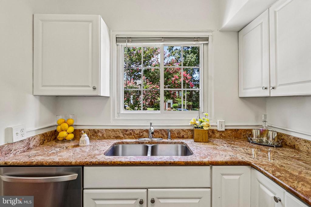 1410 MARTHA CUSTIS DR
