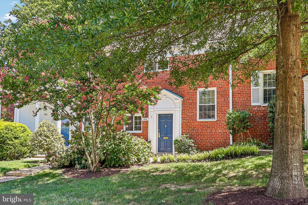 1410 MARTHA CUSTIS DR