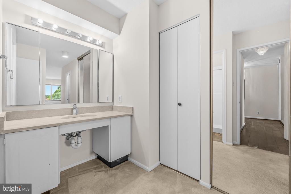 205 YOAKUM PARKWAY Unit: 914