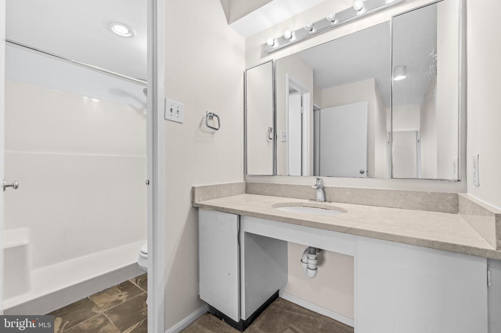205 YOAKUM PARKWAY Unit: 914