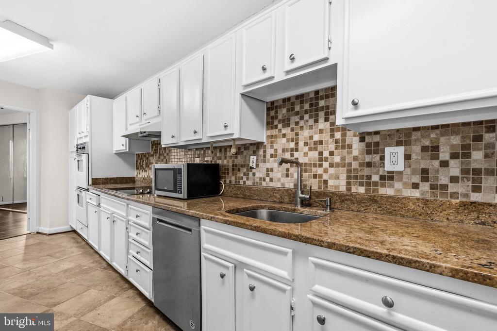 205 YOAKUM PARKWAY Unit: 914