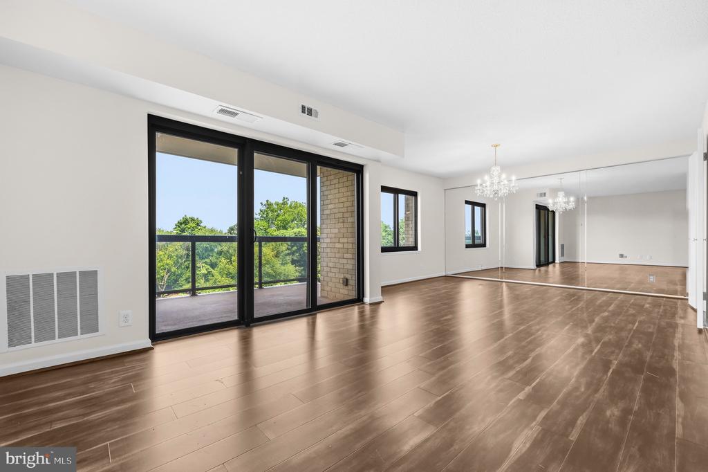 205 YOAKUM PARKWAY Unit: 914