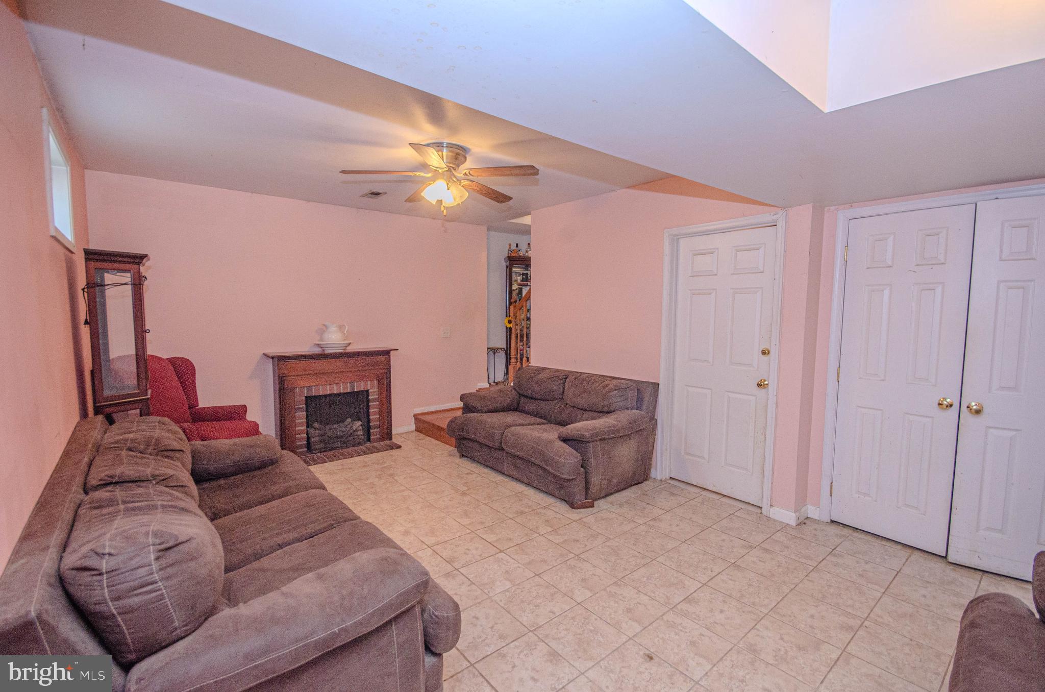 221 Village Ct