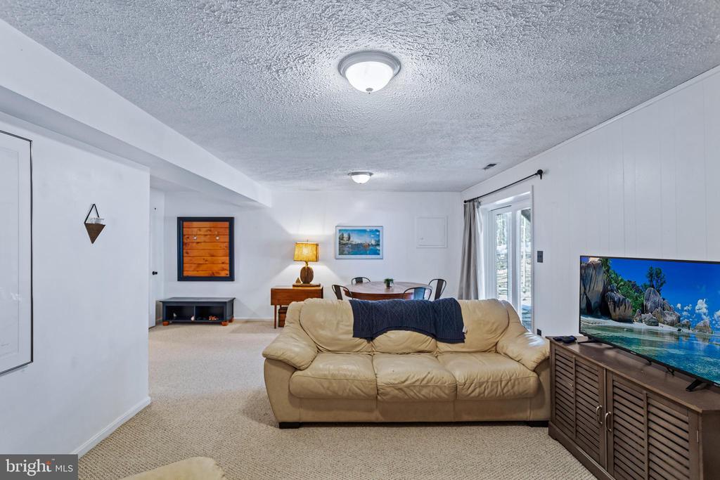 6096 Arrington Dr