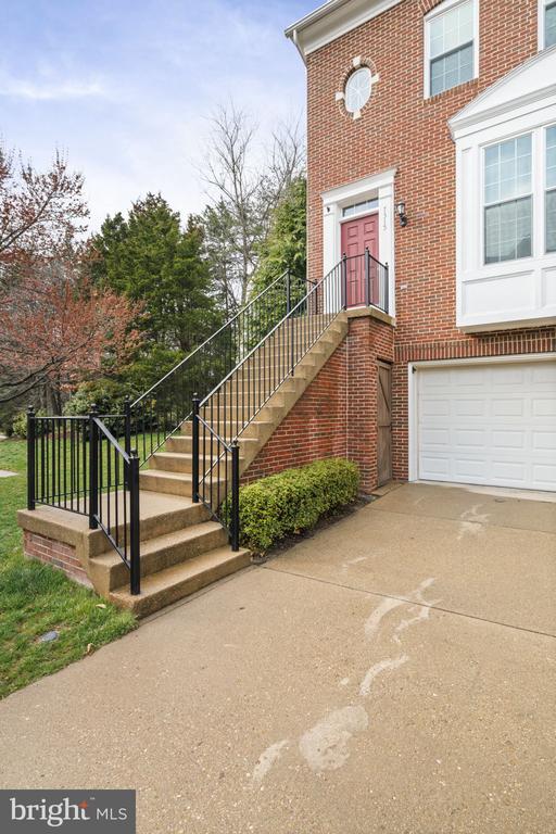 7315 Hampton Manor Pl