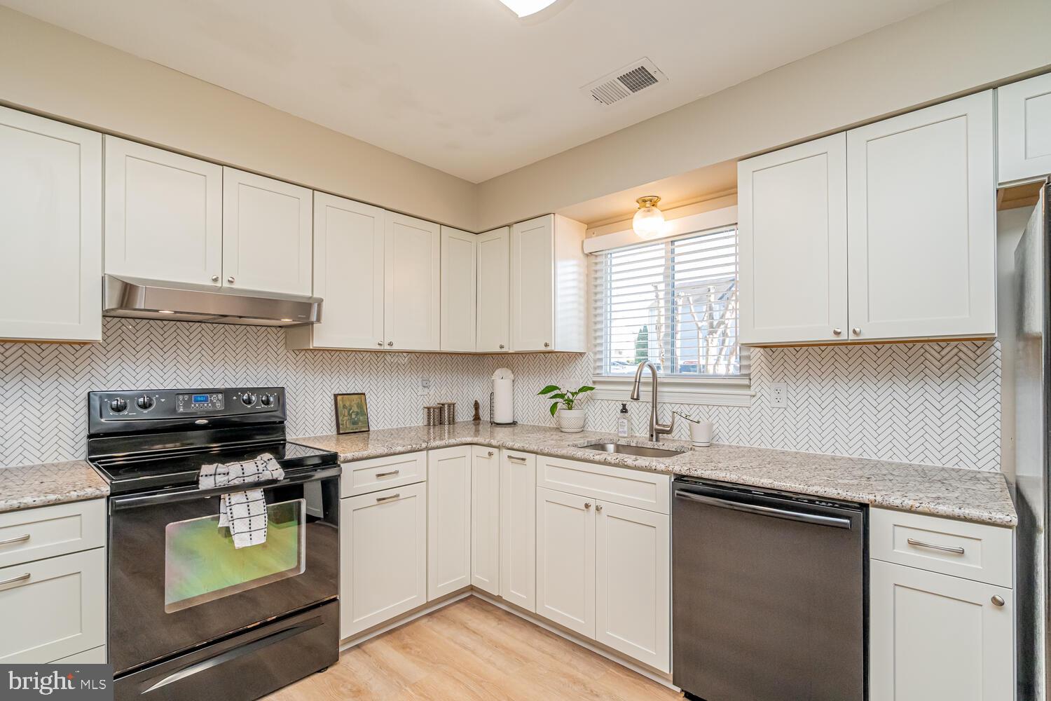 1016 Queens Ct