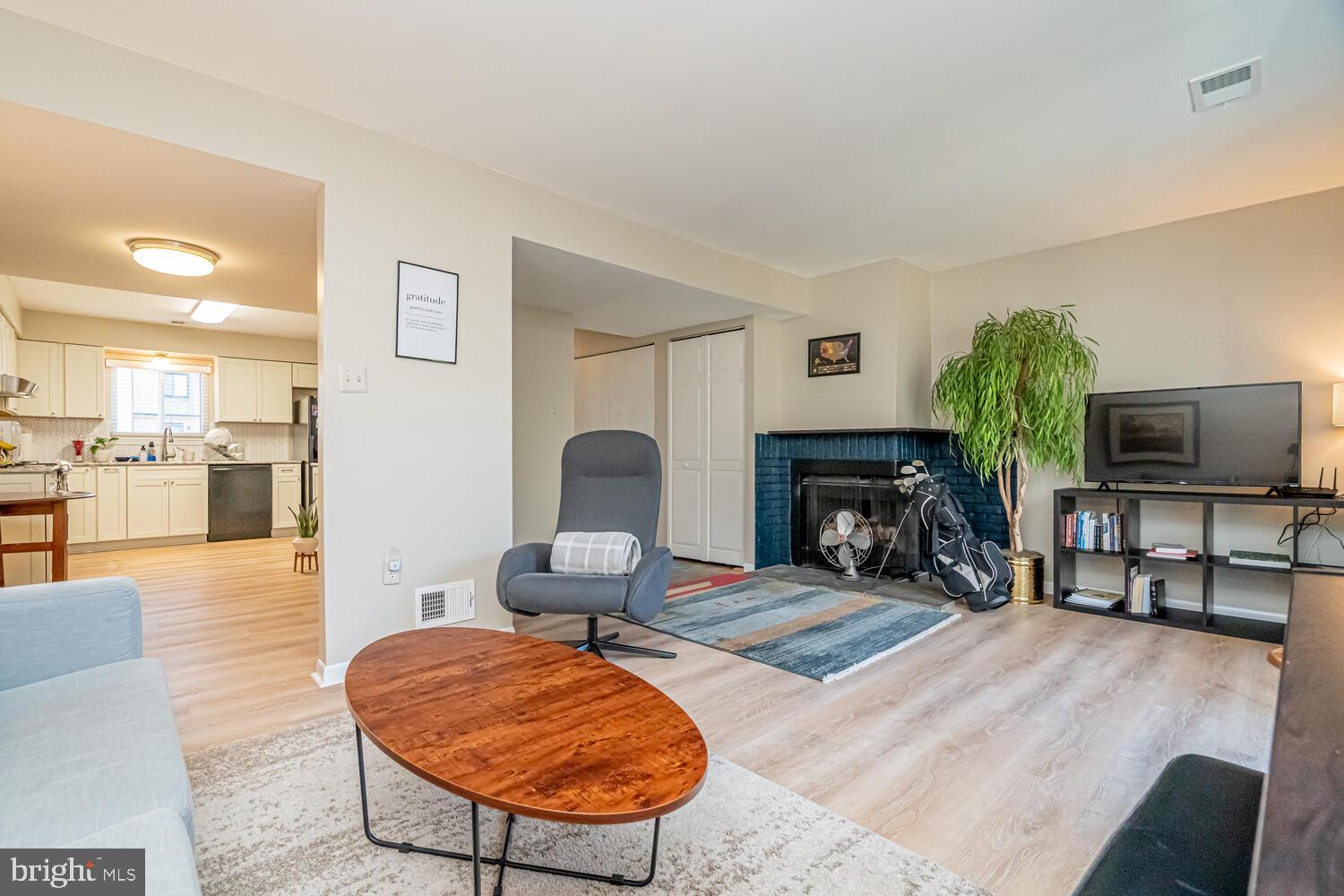 1016 Queens Ct