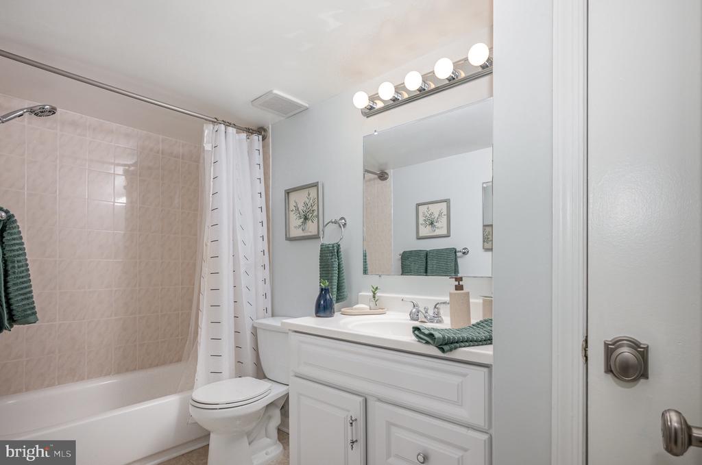 5900-G Surrey Hill Pl #695