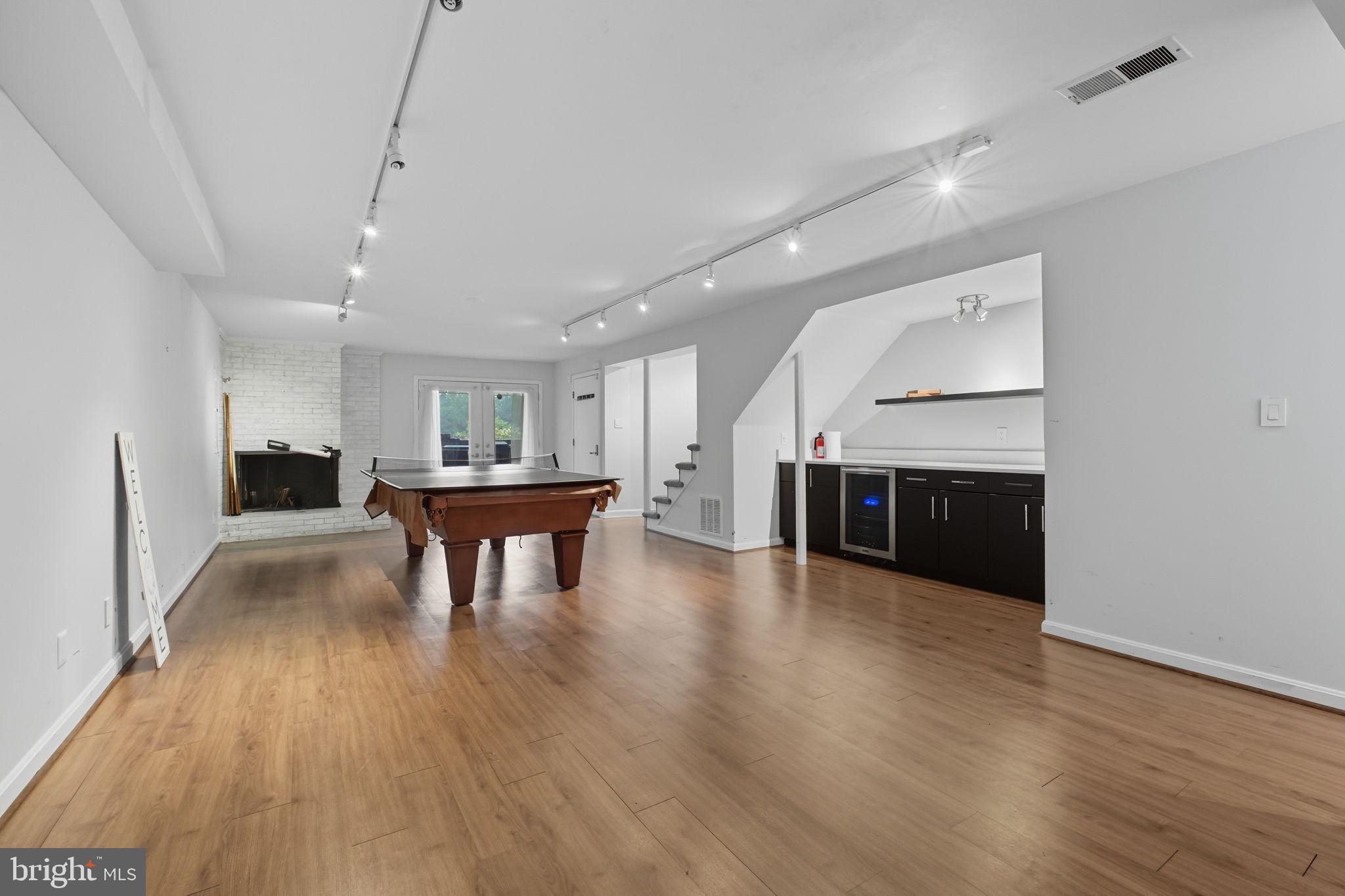 6251 LAKEVIEW DRIVE