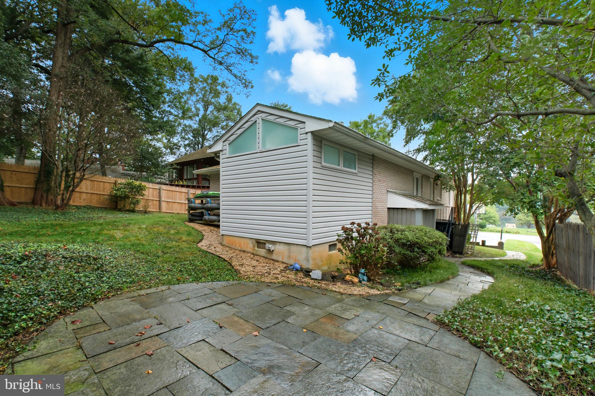 6251 LAKEVIEW DRIVE