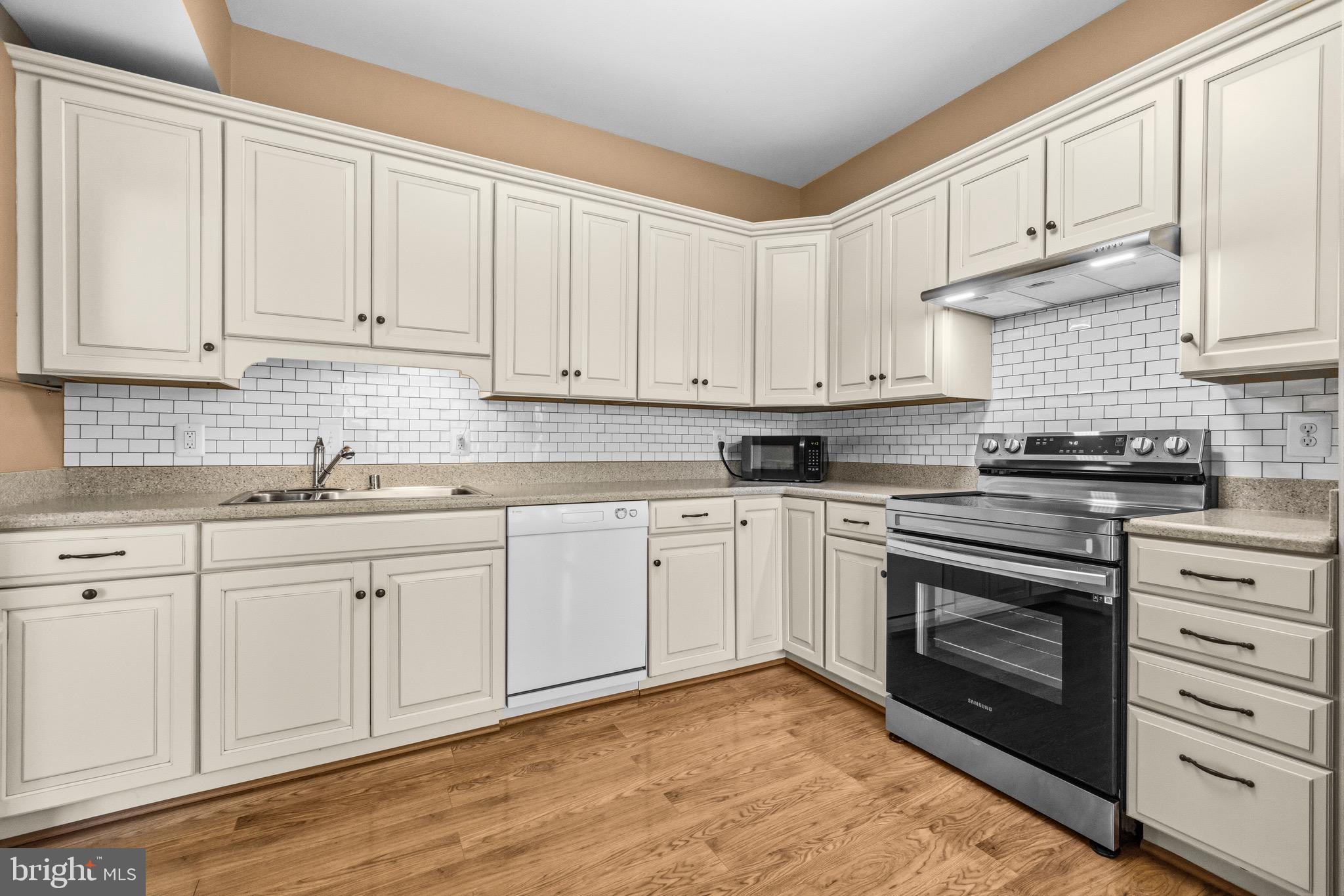 2116 GREEN WATCH WAY 200D