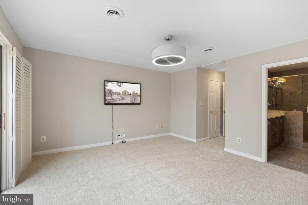 9 Twin Springs Dr