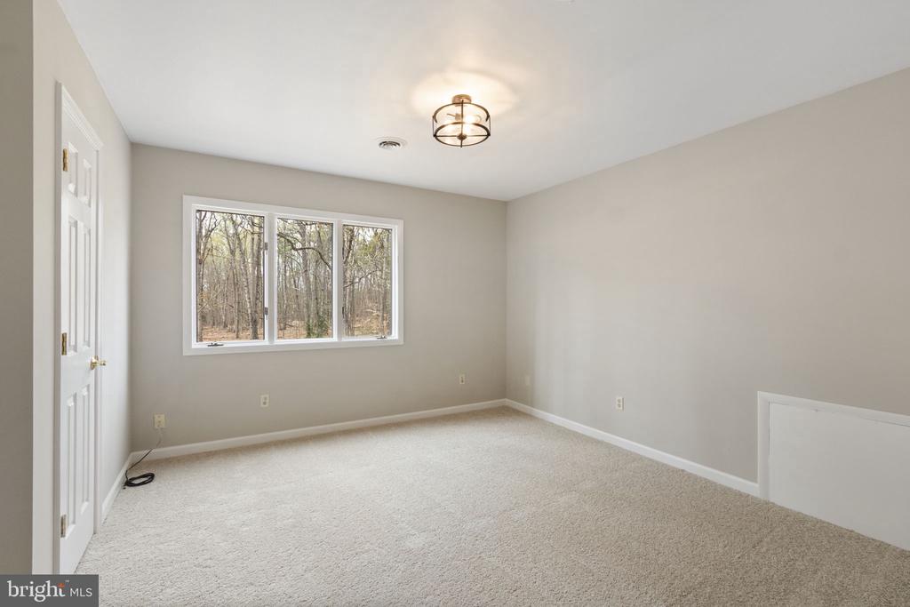 9 Twin Springs Dr