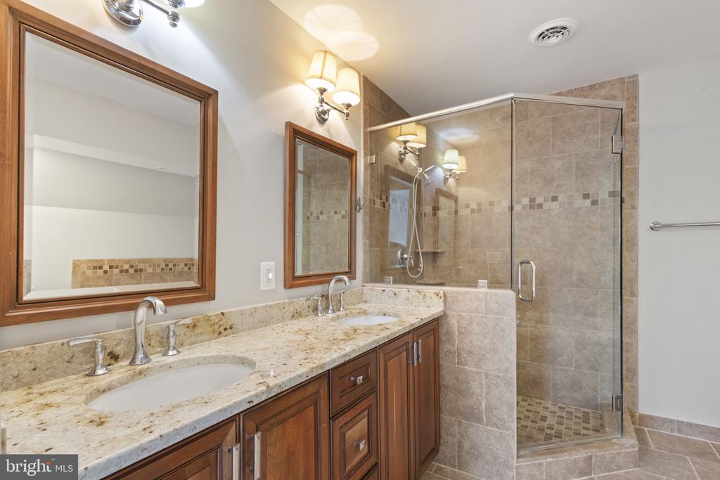 9 Twin Springs Dr