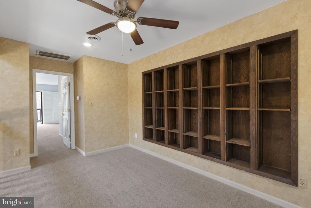 9 Twin Springs Dr