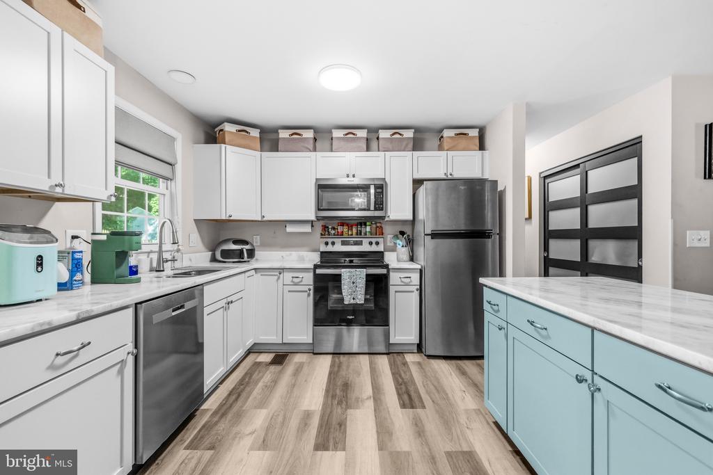 6810 ESTATE LANE
