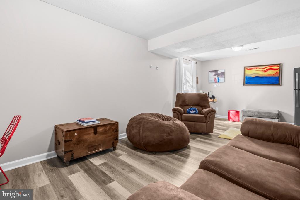 6810 ESTATE LANE