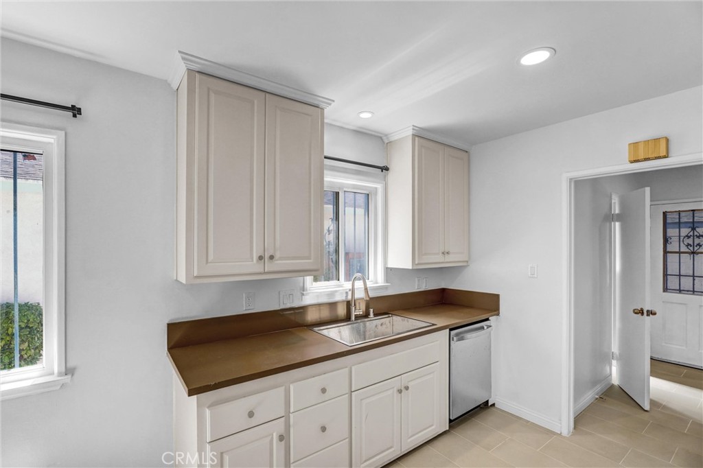 15505 Van Buren Ave.