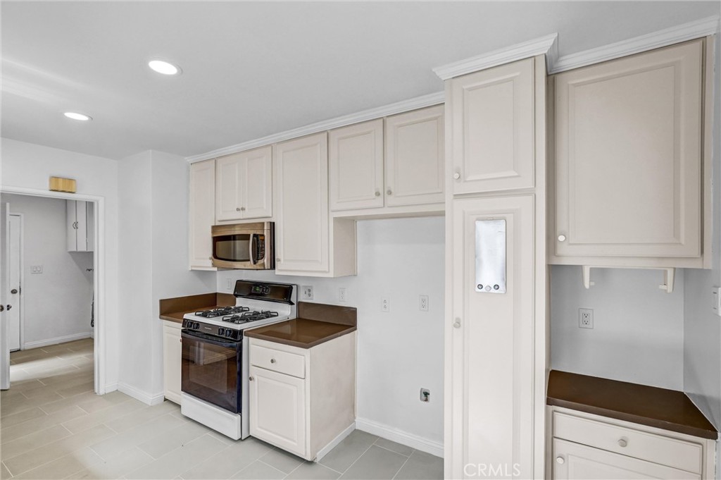 15505 Van Buren Ave.