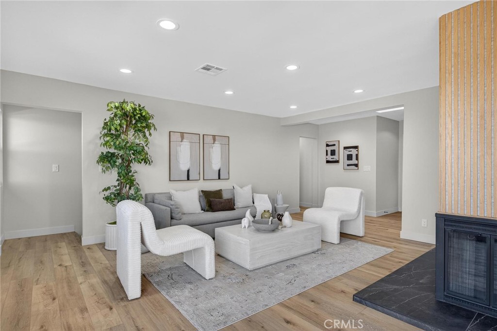 221 Via Los Miradores