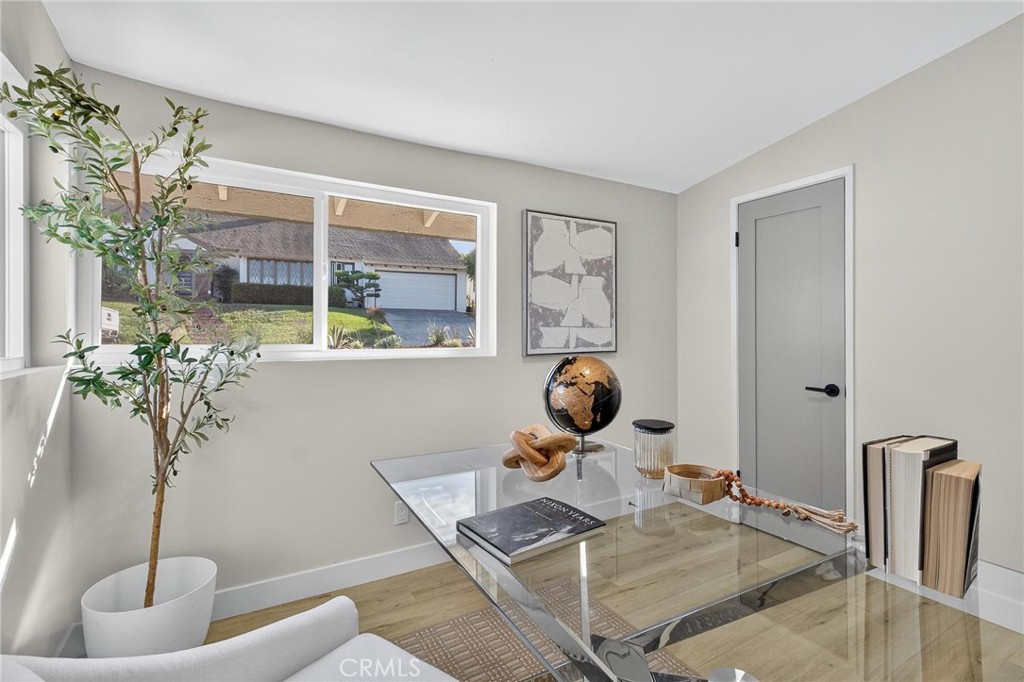 221 Via Los Miradores