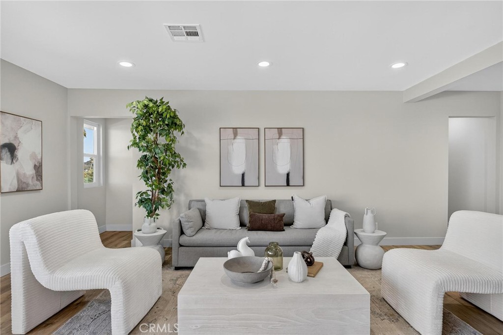 221 Via Los Miradores