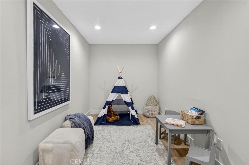 221 Via Los Miradores