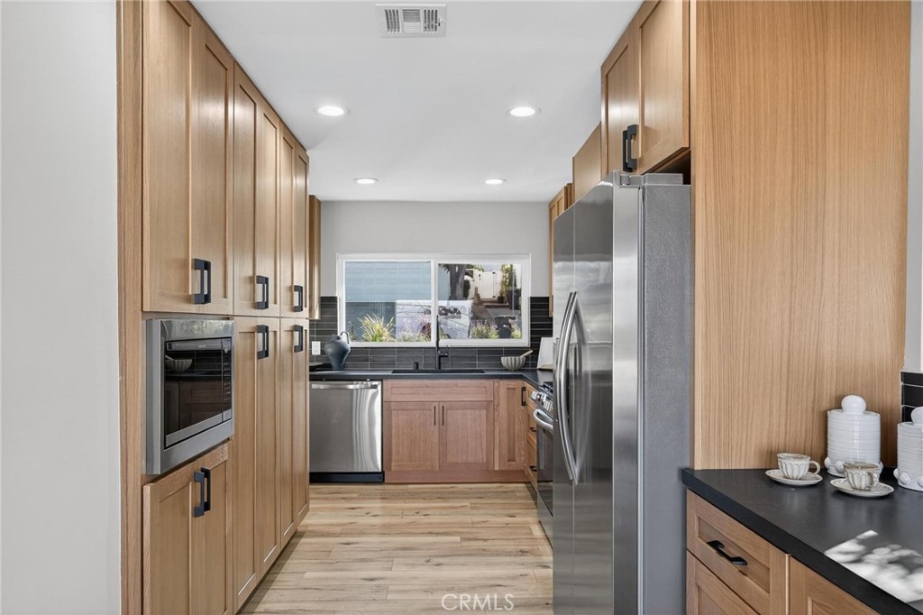 221 Via Los Miradores