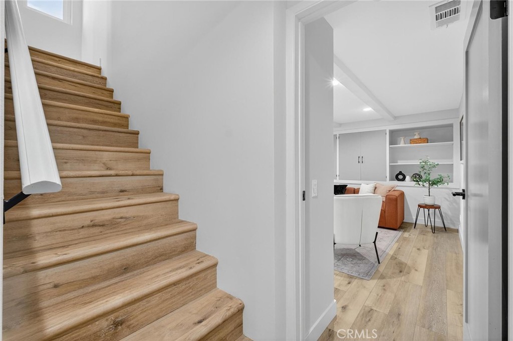 221 Via Los Miradores