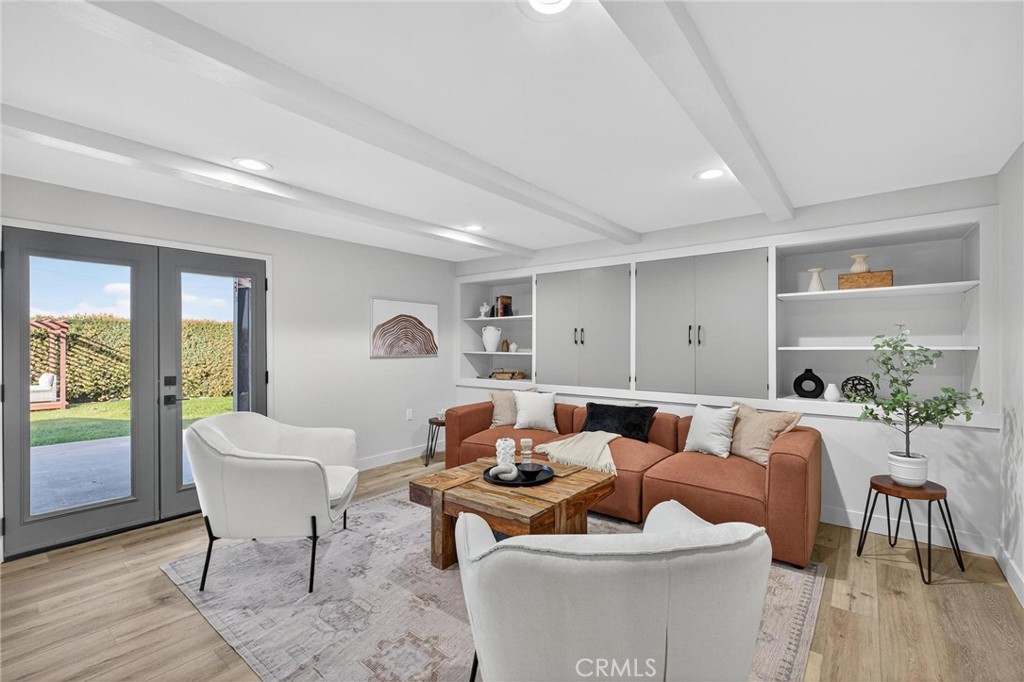 221 Via Los Miradores