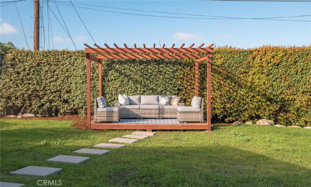 221 Via Los Miradores