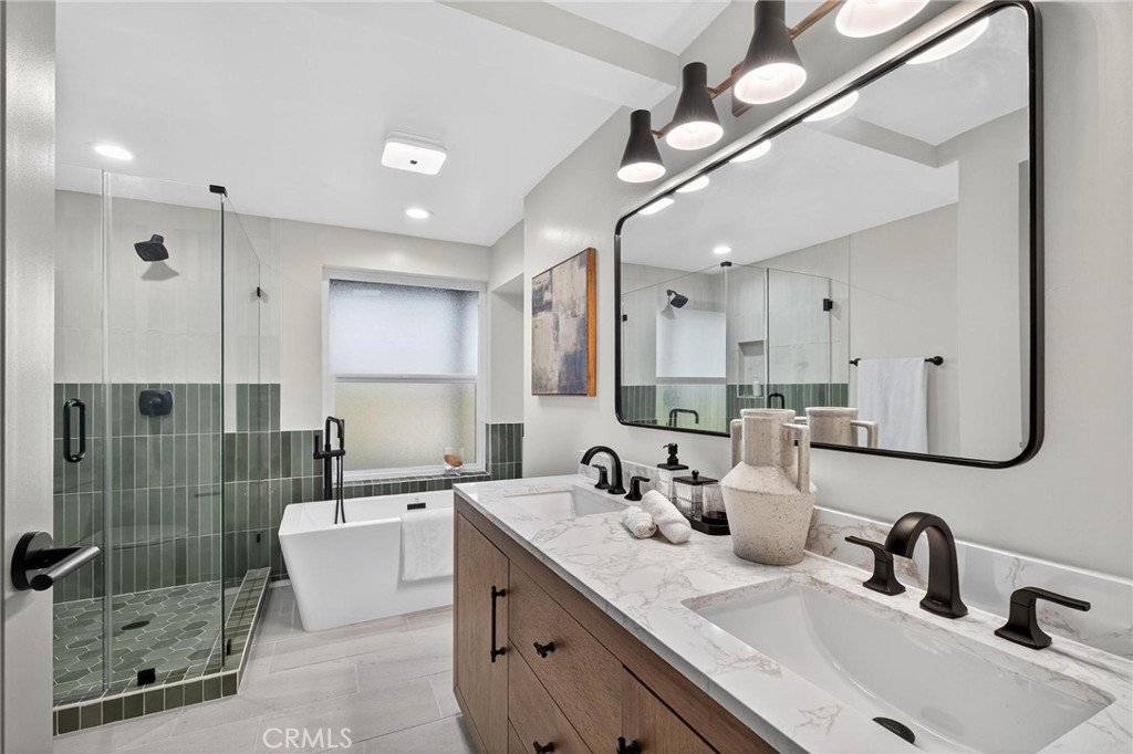 221 Via Los Miradores