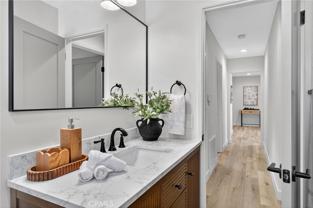 221 Via Los Miradores