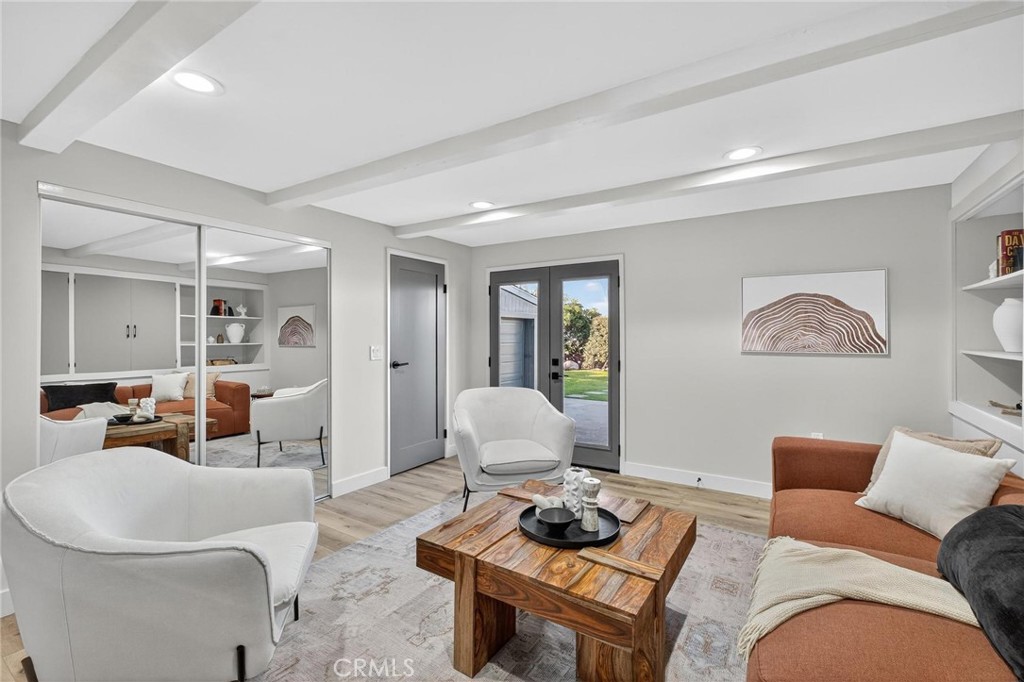 221 Via Los Miradores