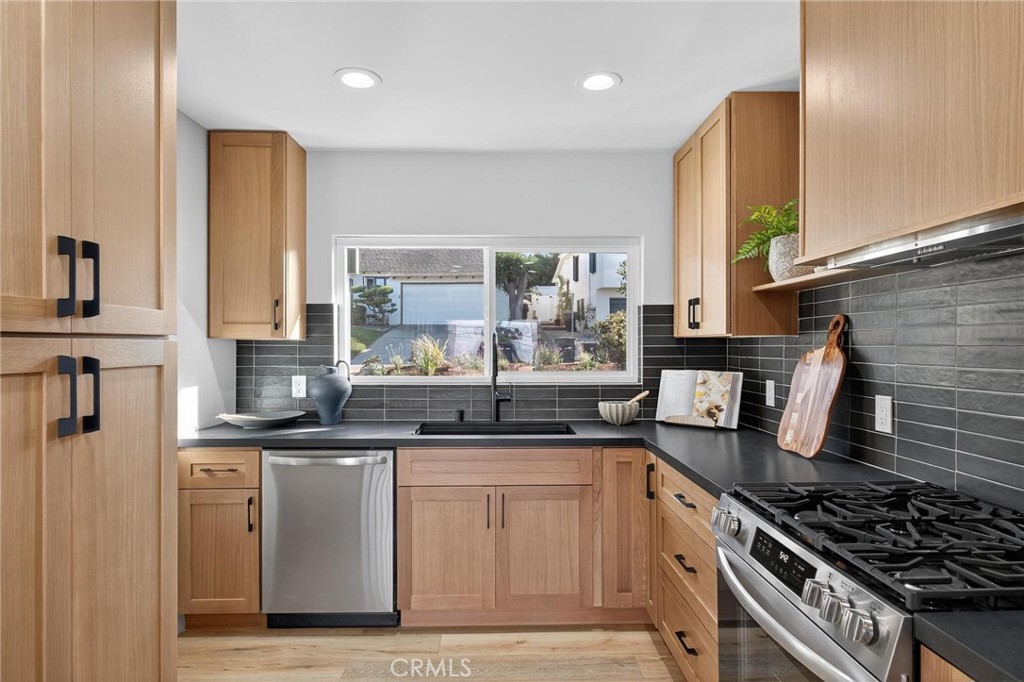 221 Via Los Miradores