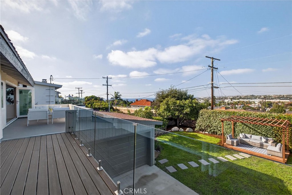 221 Via Los Miradores