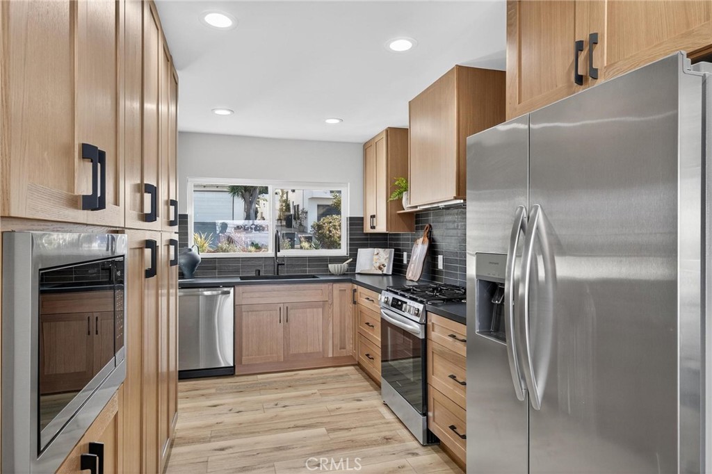 221 Via Los Miradores