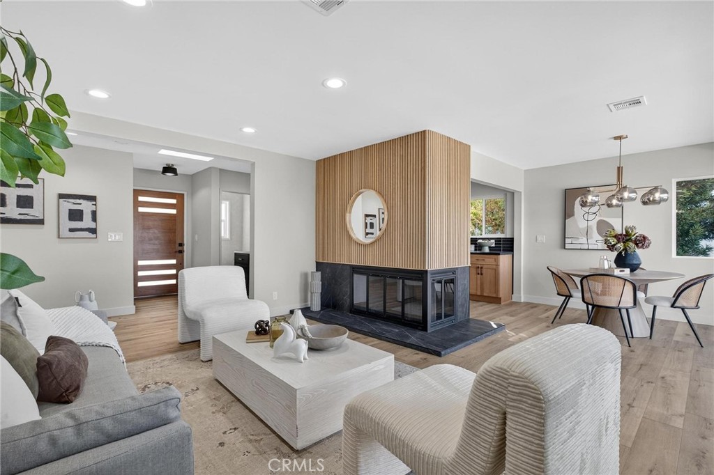 221 Via Los Miradores