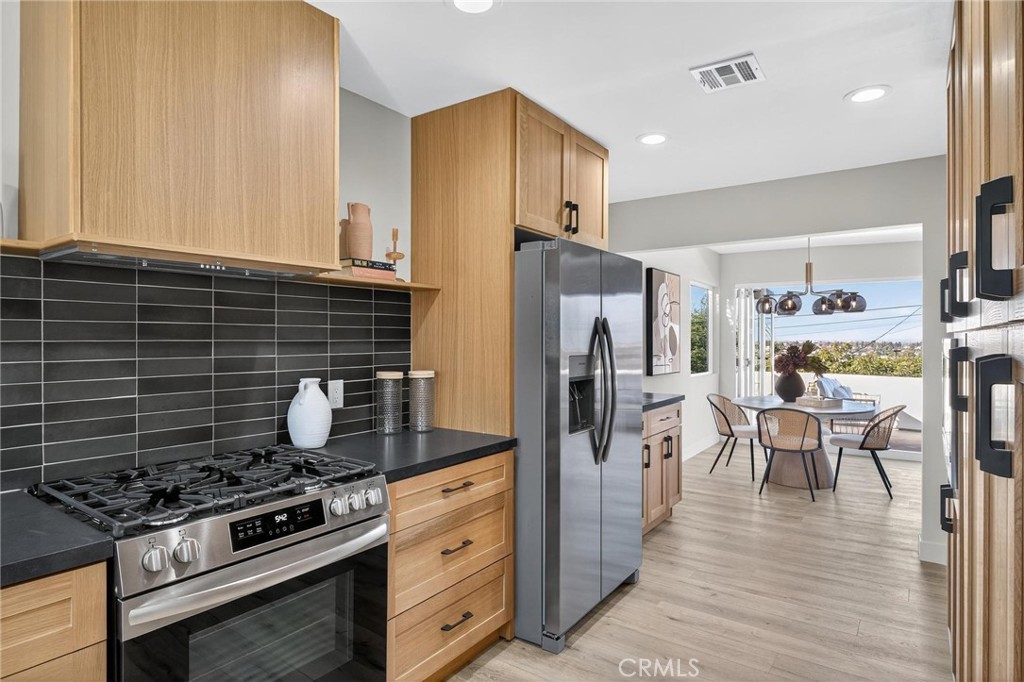 221 Via Los Miradores