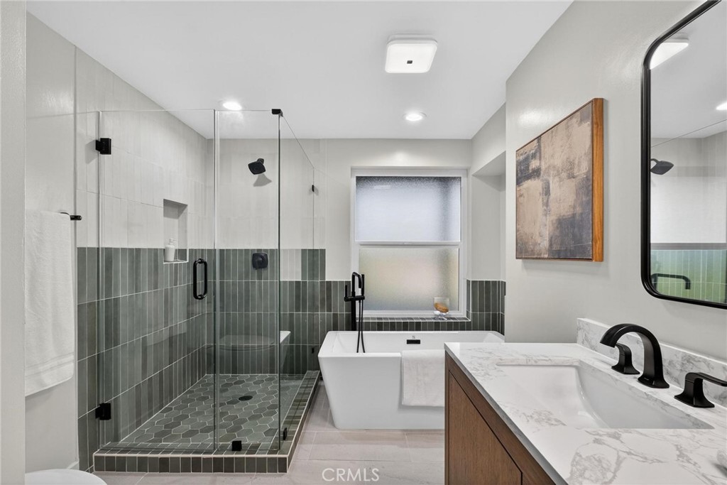 221 Via Los Miradores