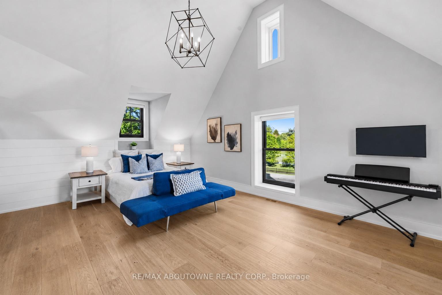 489 Lakeshore Road W