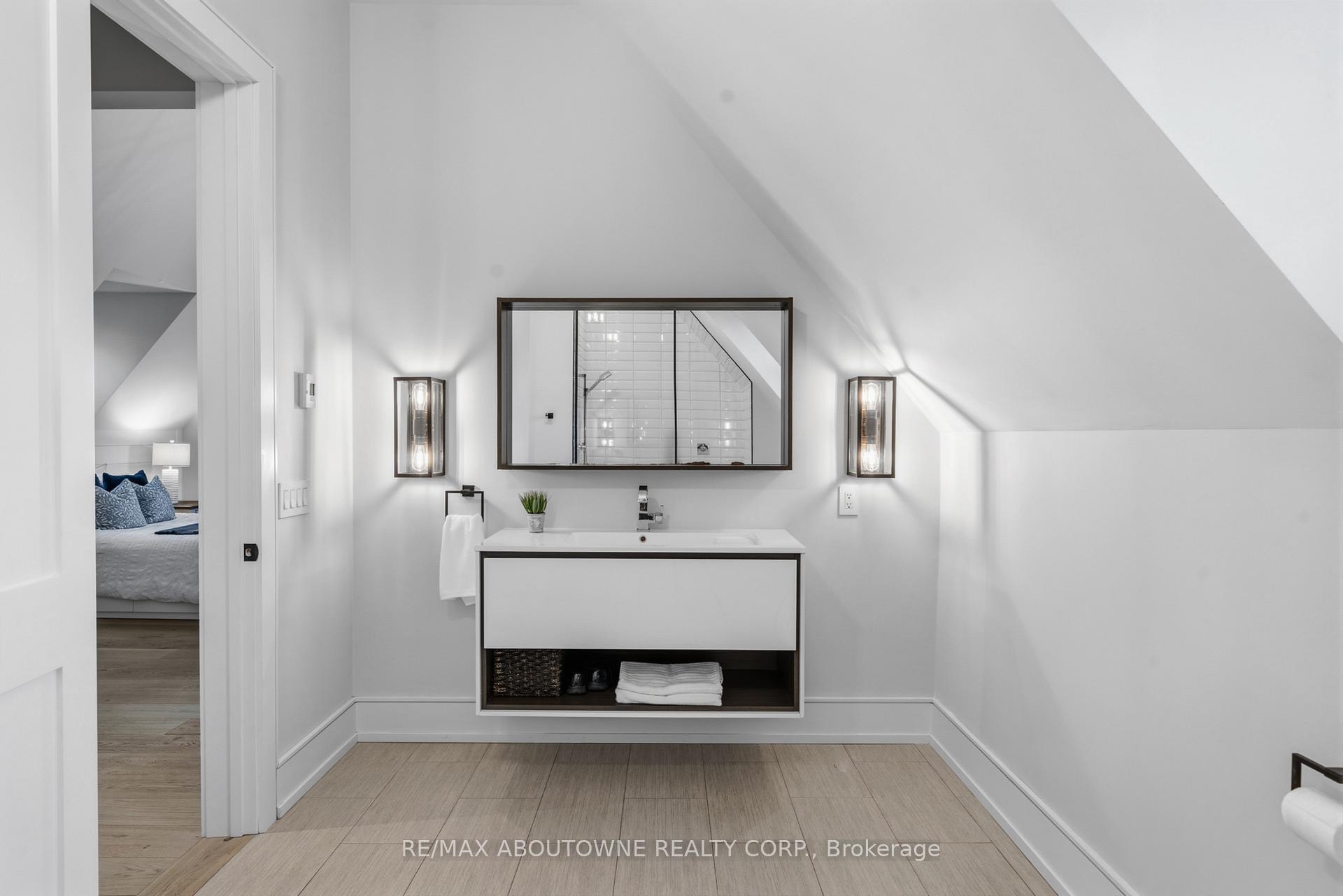 489 Lakeshore Road W