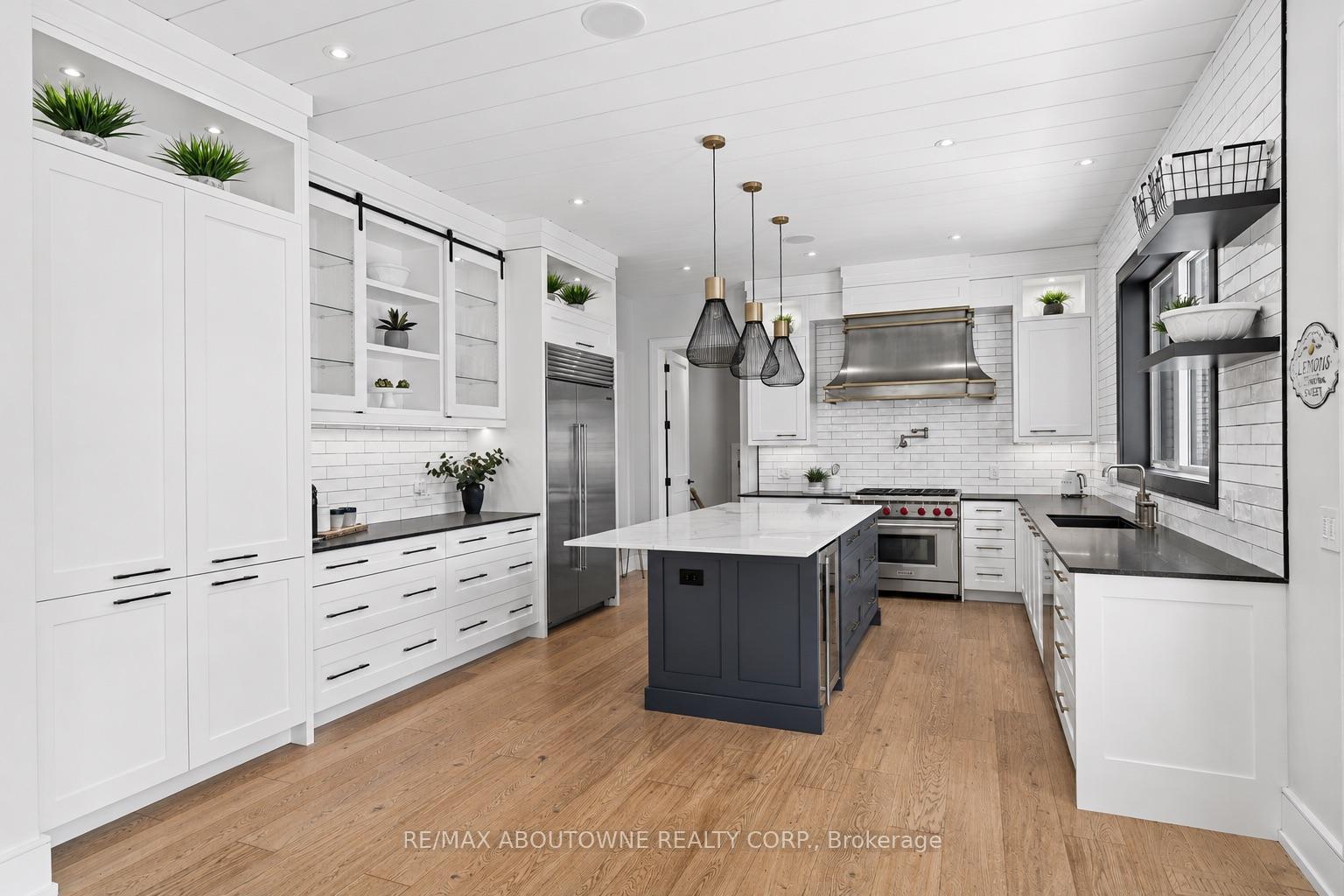 489 Lakeshore Road W