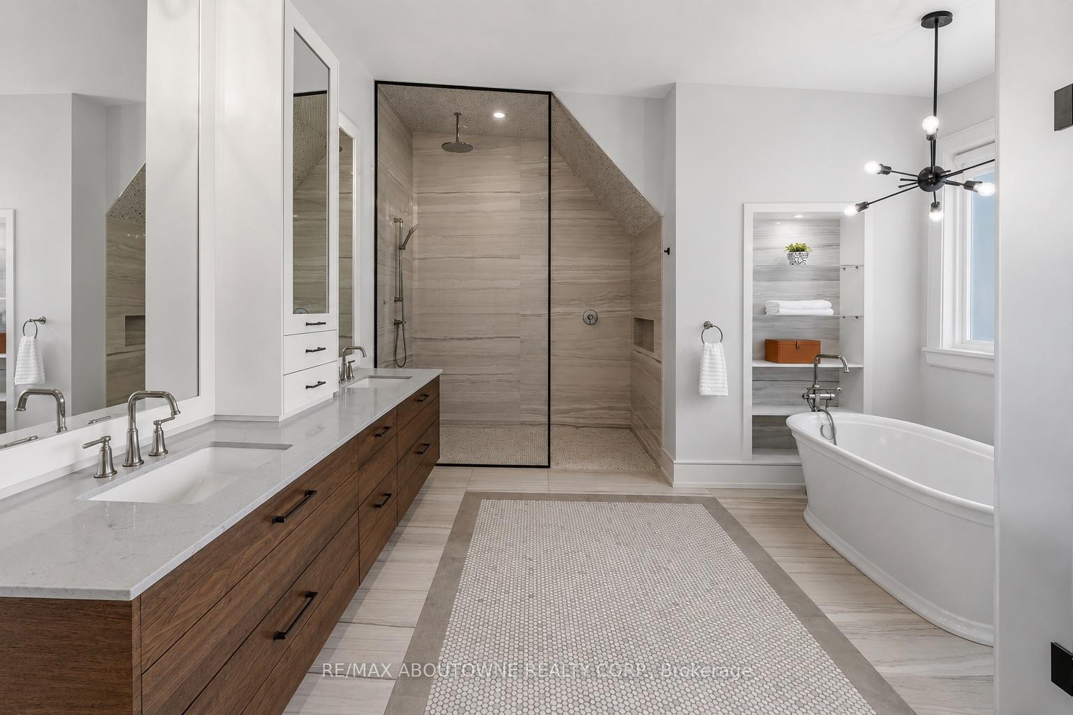 489 Lakeshore Road W