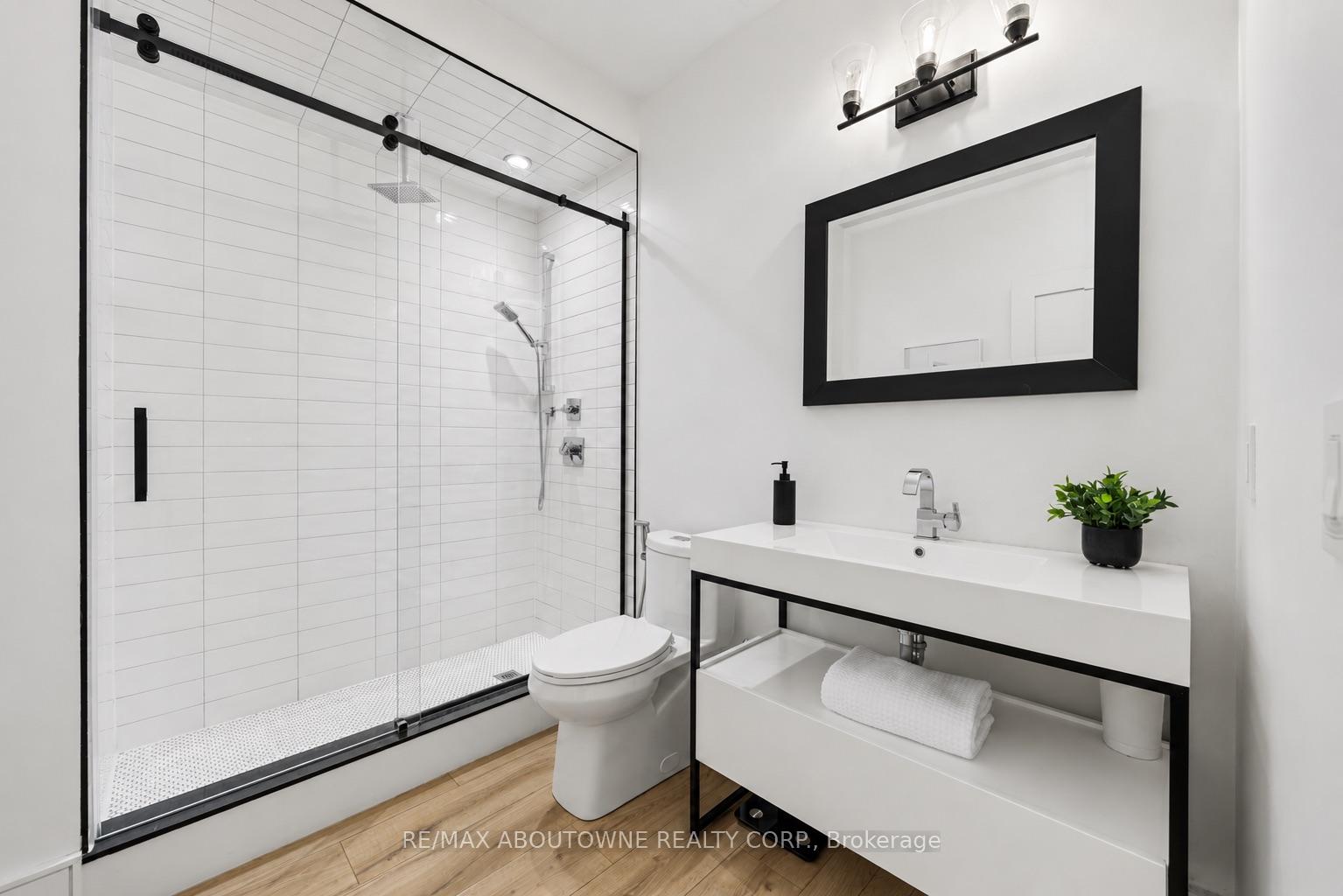 489 Lakeshore Road W