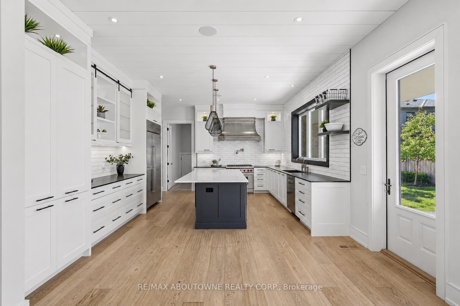 489 Lakeshore Road W
