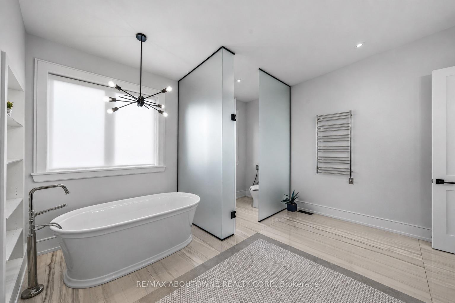489 Lakeshore Road W