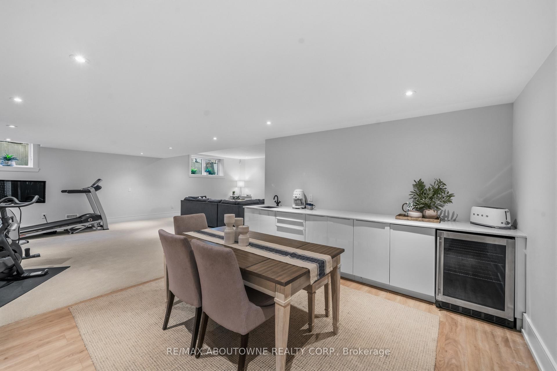 489 Lakeshore Road W
