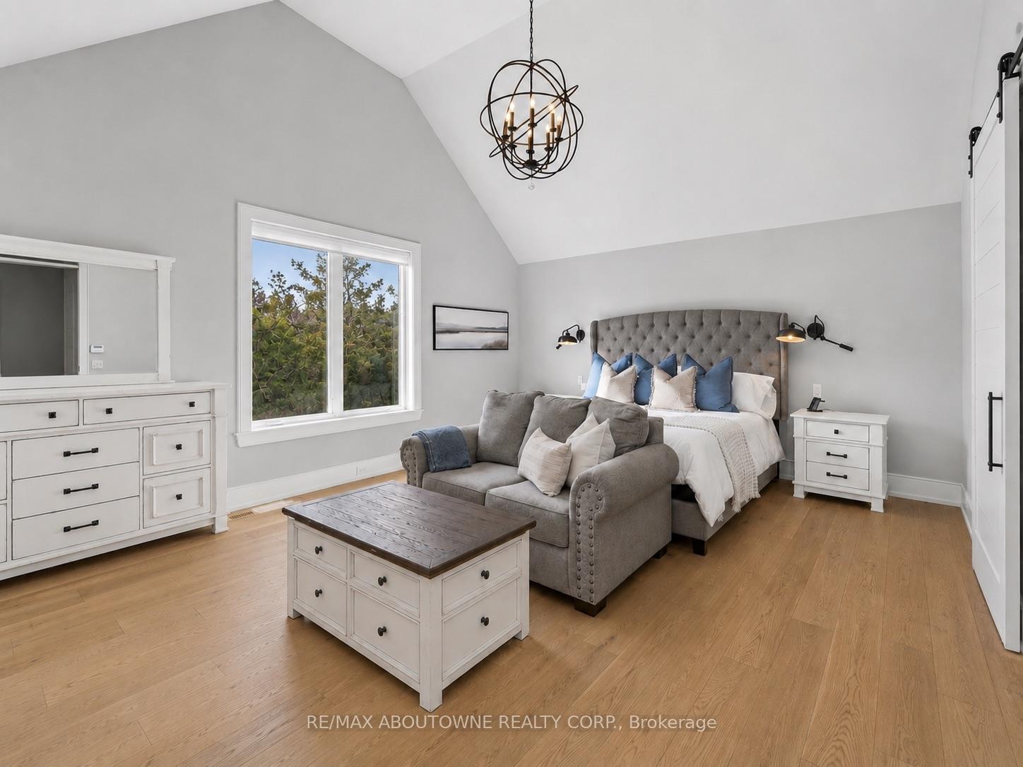 489 Lakeshore Road W